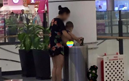Cảnh tượng phản cảm: Bà mẹ cho con đi vệ sinh vào thùng rác ở Aeon Mall Long Biên