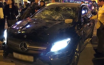 Cô gái trẻ chặn rồi đập nát đầu xe Mercedes giữa phố Hà Nội