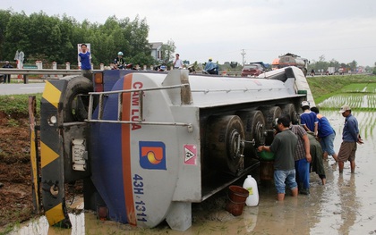 Xe bồn chở hàng trăm lít dầu lao xuống ruộng, người dân ùa ra hứng dầu tràn