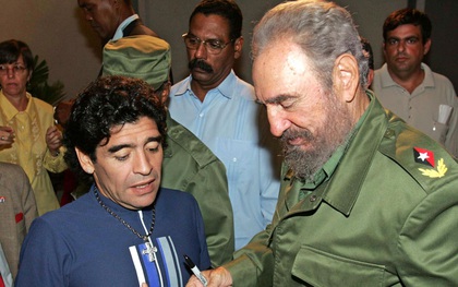 Maradona khóc không ngừng khi hay tin cựu chủ tịch Cuba Fidel Castro qua đời