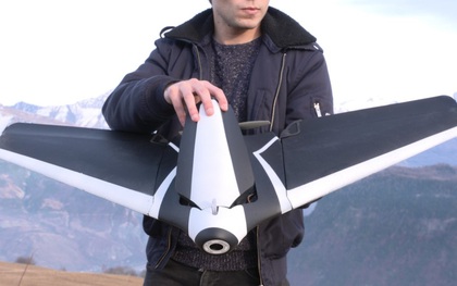 Thích thú với Drone thông minh chỉ cần thả là bay