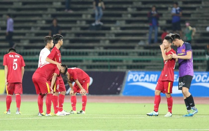 Cầu thủ U16 Việt Nam ôm mặt khóc nức nở sau loạt sút penalty với U16 Australia