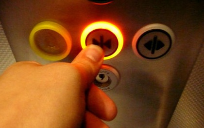 Sốc toàn tập: Nút bấm đóng cửa thang máy không hề có tác dụng như bạn vẫn tưởng!