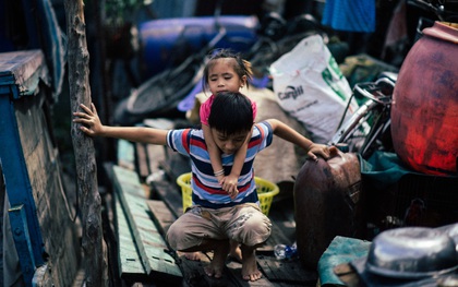 Gia đình sống lênh đênh trên sông hơn 20 năm - Sài Gòn có những góc khuất trần trụi như thế!