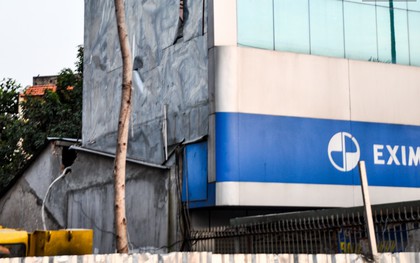 TP. HCM: Giàn ép cọc bê tông đổ vào chi nhánh Eximbank, hàng chục người tháo chạy