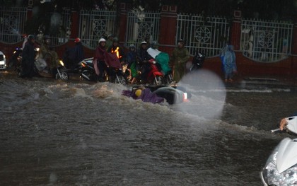 Mưa 30 phút, nước cuốn trôi hàng chục xe máy trên phố