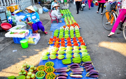 Độc đáo khu chợ bán thực phẩm đồng giá 5.000 đồng/ đĩa ở Sài Gòn