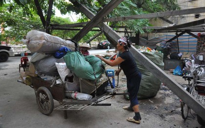 Hà Nội: Giỡn mặt với tử thần, nhiều người vẫn leo trèo phơi phế liệu dưới chân cột điện cao thế