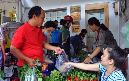 Giữa cơn bão thực phẩm bẩn, người Sài Gòn tìm đến "phiên chợ sạch"