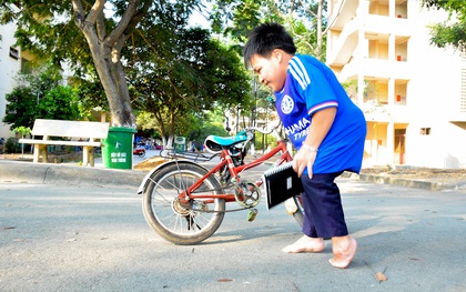 Chàng sinh viên Sài Gòn cao 80cm, suốt 22 năm đi chân đất đến trường