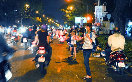 Hoa tươi vỉa hè 8/3 nào cũng ế, mà SV vẫn lao đi bán như "thiêu thân"