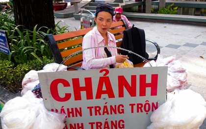 Chị bán bánh tráng trộn được yêu thích nhất ở hồ Con Rùa: "CHẢNH"nhưng cực dễ thương!