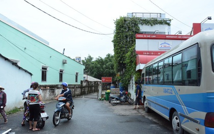 Bé trai khóc ngất bên thi thể anh bị cây đè