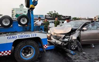 Không kịp tránh xe tải vượt đèn đỏ, xe Camry nát đầu trên đại lộ Phạm Văn Đồng
