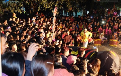 Hàng nghìn người dân chờ đến giờ xem lễ hội "Linh tinh tình phộc" ở Phú Thọ