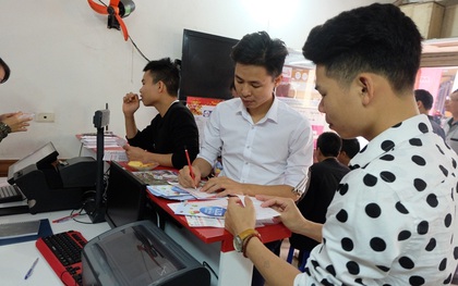 Vietlott vừa khai trương ở Hà Nội, hàng trăm người đã háo hức mua vé số để thử vận may
