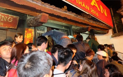 Trèo rào, tranh cướp hoa trên bàn thờ trong đêm khai ấn đền Trần