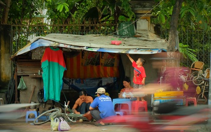 Mái ấm hạnh phúc của anh sửa xe và cô thợ may trong túp lều ở vỉa hè Sài Gòn