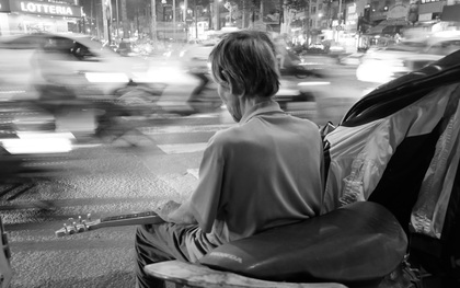 Cảnh "gà trống nuôi con" của nhạc công già hằng đêm gảy đàn trên đường phố Sài Gòn