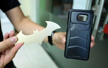 Batman thắng Superman là nhờ chiếc smartphone màu đen này