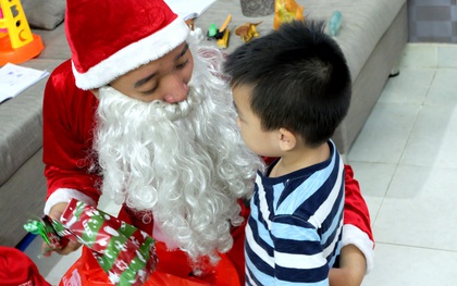 Một ngày vất vả của "ông già Noel" khi đến từng nhà gõ cửa tặng quà cho tụi nhỏ ở Sài Gòn