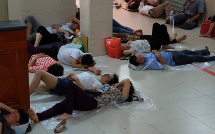 Hà Nội: Người nhà và bệnh nhân vật vã trong cái nóng đỉnh điểm 40 độ C ở bệnh viện