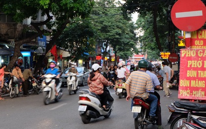 Phố Cầu Gỗ - biển cấm đi ngược chiều "lù lù" nhưng toàn bị người tham gia giao thông "lờ tịt"