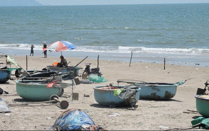 Bơi ra xa bờ tắm biển, chồng chết, vợ nguy kịch