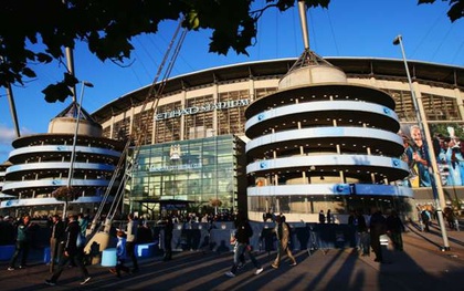 Vì sao sân Etihad của Man City lại nồng nặc mùi tỏi?