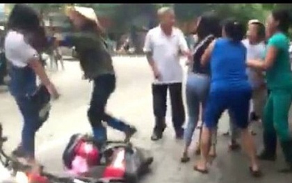 Xác định nữ sinh cầm dao đuổi bạn trước cổng trường