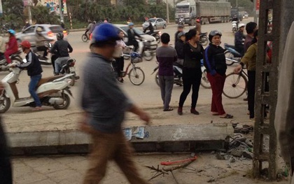 Cột điện đổ sụp khiến một học sinh chết thảm