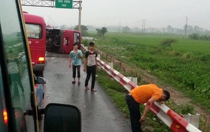 Hà Nội: Xe khách lật trên cao tốc Pháp Vân - Cầu Giẽ, 12 người thương vong