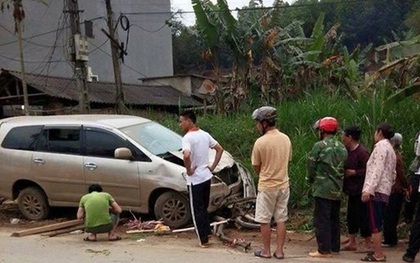 Ô tô cuốn xe máy vào gầm, 2 cháu nhỏ tử vong tại chỗ