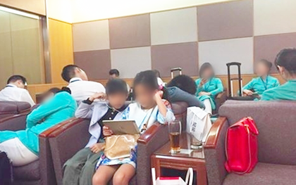 Tiếp viên VNA ngủ gục ở phòng chờ thương gia tại Nhật: Chọn an toàn hay chọn sự đẹp mắt?
