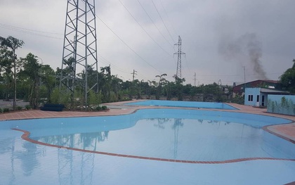 Bể bơi ngay dưới chân cột điện cao thế ở Hà Nội: Đùa với tử thần!
