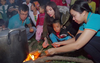 Kỳ Duyên thổi lửa, gói bánh Chưng tặng đồng bào nghèo người Thái ở Con Cuông