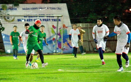 Ca sĩ Tuấn Hưng đá bóng vì trẻ em bị bệnh hiểm nghèo dưới mưa lạnh lịch sử
