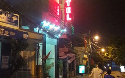 Thanh niên ngáo đá vắt vẻo trên lan can tầng 6 khách sạn