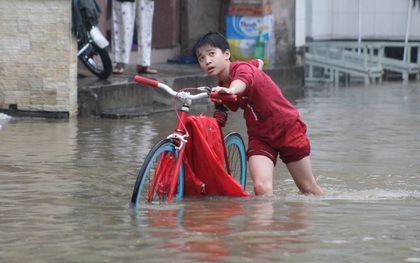 Nước lũ tràn về, nhiều tuyến đường trung tâm của TP Huế bị ngập nặng