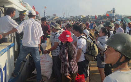Hàng ngàn khách du lịch chật vật rời đảo Lý Sơn