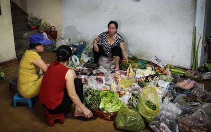 Khu chợ ẩm thực độc đáo trong hành lang chung cư cũ ở Sài Gòn