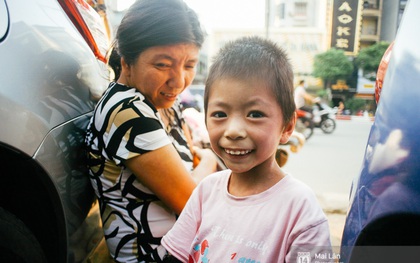 Cô bé bị lở loét khắp người vẫn hàng ngày theo mẹ đi bán bóng bay ở Hà Nội giờ ra sao?