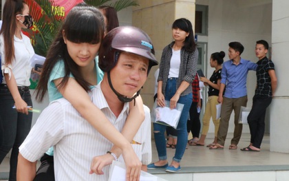 Nghệ An: Bố cõng con gái bị gãy chân tới trường thi