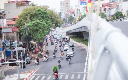 Chùm ảnh: Cầu vượt thép 135 tỷ trên con đường đắt đỏ nhất Thủ đô trước ngày thông xe