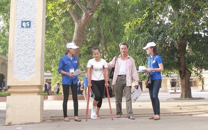 Chỉ có 1 triệu đồng, nữ sinh bị xe tông gãy chân vẫn cùng bố vượt gần 100km đi thi