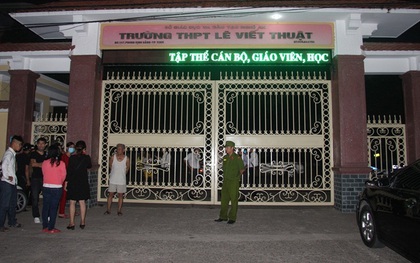 Cần cẩu đổ xuống trường học ở Nghệ An, nam sinh lớp 10 tử vong