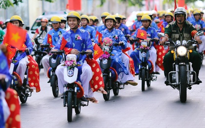 Đoàn mô tô và CSGT "hộ tống" 100 đôi uyên ương trong ngày cưới tập thể ở Sài Gòn
