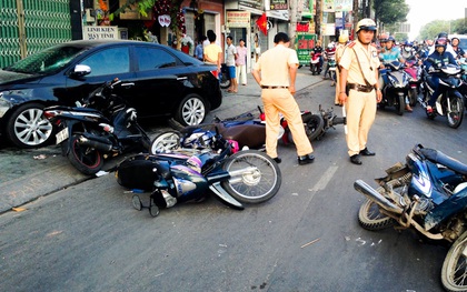 TP. HCM: Ô tô " điên" tông và kéo lê hàng loạt xe máy trên đường, nhiều người bị thương