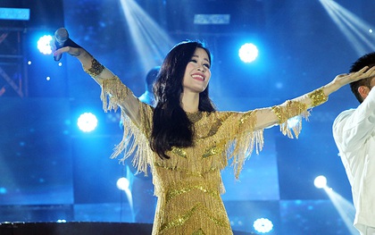 Fan tràn qua hàng rào chắn, trèo lên cây ủng hộ liveshow Đông Nhi