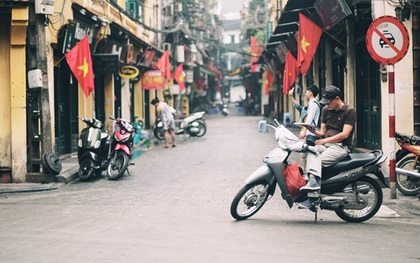 Phố phường Hà Nội rực rỡ cờ hoa sáng ngày 30/4
